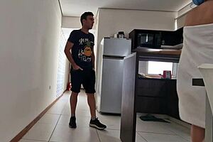 Me follo al repartidor de pizza with blowjob and doggystyle.