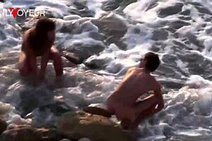 Beach voyeur, would ya let your girl suck and ride right there?