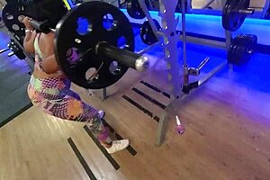 Na academia sem calcinha treinando com tesão