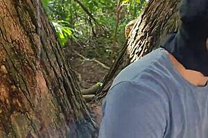 Dois Motoqueiros Transando Por Trás De Uma Fábrica Cheio De Matos