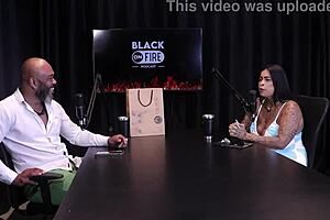 morena mostra os peitos e extrapola na casa de swing com gay e trans - marcelly melo