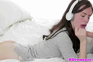 Model Girlfriend Amateur Intensely Sucks Her Man's Cock