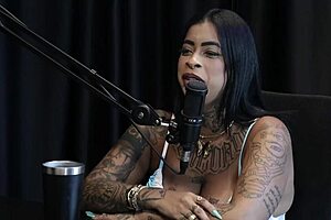 morena mostra os peitos e extrapola na casa de swing com gay e trans - marcelly melo