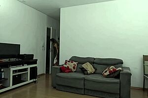 chamei o encanador e sentei com minha buceta e meu cuzinho apertado no cano dele