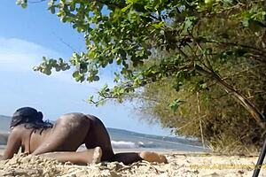 Teen twerks naked on beach with big ass 😍