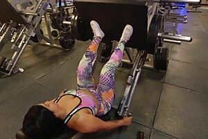 Na academia sem calcinha treinando com tesão