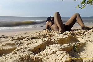 Teen twerks naked on beach with big ass 😍