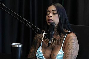 morena mostra os peitos e extrapola na casa de swing com gay e trans - marcelly melo