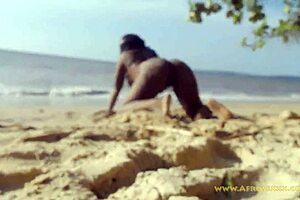 Teen twerks naked on beach with big ass 😍