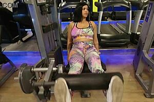 Na academia sem calcinha treinando com tesão