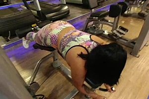 Na academia sem calcinha treinando com tesão