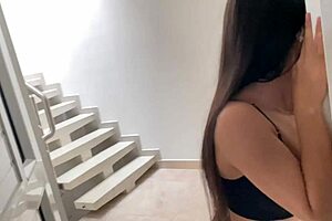 me cojo a mi vecina infiel vino a pedirme aceite y la deje entrar para un rapidon en el estudio