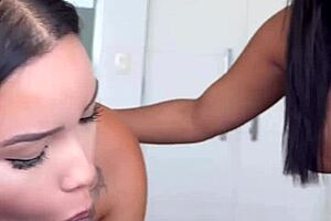 Gostosa Asiática Convidou Amiga Para O Seu Primeiro Ménage - Negão Gozou Nas Duas Gostosas