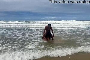 Fudendo a gostosa na praia com todo mundo vendo