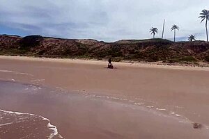 Fudendo a gostosa na praia com todo mundo vendo