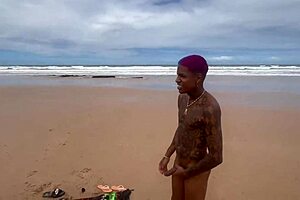 Fudendo a gostosa na praia com todo mundo vendo