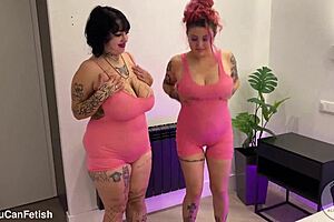 Check out this lesbian ass worshiping with huge jumping tits and shaking ass 😍.