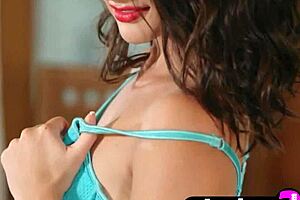 Melissa Jean strips down her natural body