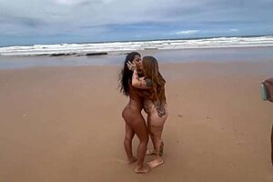 Fudendo a gostosa na praia com todo mundo vendo