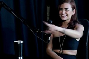 A m�e descobriu a sua orgia ainda n�o gravou com travesti decidiu parar pra se curar e foi chamada de atriz porn� evang�lica - kamilla werneck sheer red