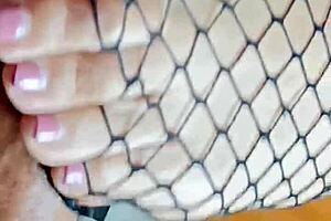 Foot Fetish Follandola Delicioso Y Acabando En Sus Pies B�scanos Juanlatino