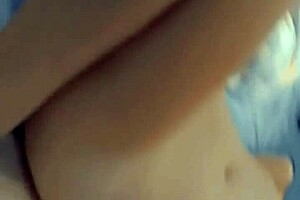 Colombian girl in Ecuador, 19, wants to meet, write me.