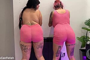 Check out this lesbian ass worshiping with huge jumping tits and shaking ass 😍.