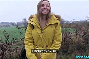 पब्लिक एजेंट पेटाइट 18+ ब्लॉन्ड कॉलेज लड़की लंड पर कुम करती है