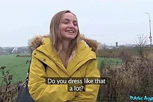 पब्लिक एजेंट पेटाइट 18+ ब्लॉन्ड कॉलेज लड़की लंड पर कुम करती है