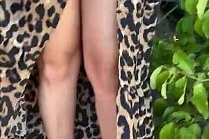 Mostrando A Buceta Na Praia Sem Calcinha!