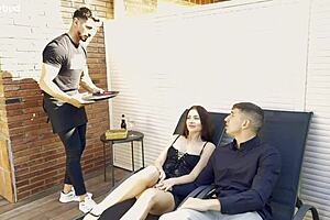 threesome mary rock tiene sexo con su novio y el camarero