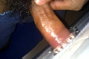 Masturbándome con mi juguete de goma, ¿quieres ver cómo me corro?