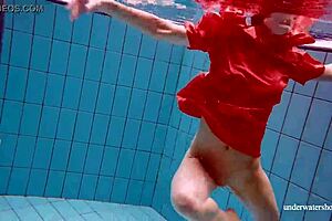 is avenna spreading her sexy ass underwater while bathing nude in the pool?