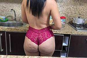 mi hijastro tuvo una erecci�n cuando vio mi culo en la cocina y no se quiere ir - mi hermosa madrastra cocinando en bikini
