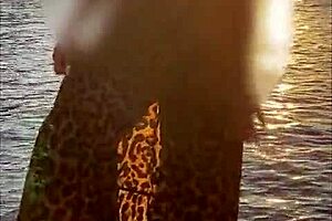 Mostrando A Buceta Na Praia Sem Calcinha!