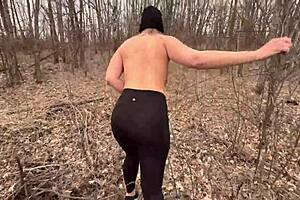 नंगे होकर जंगल में जोर से चोदी जा रही है