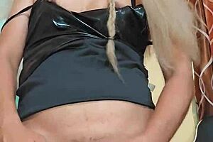 Ropa sexy masturb�ndome transexual with crossdressing elements in a detailed scene