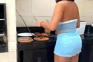 blogueira japonesa deu a bucetinha pro churrasqueiro sem camisinha no meio da resenha 😜