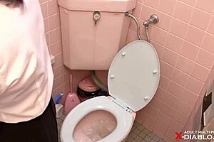 I saw that girl in OL uniform masturbating in the toilet unexpectedly
