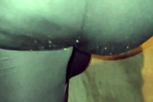 Madura puta callejera con leggins transaparentes mostrando su tanga