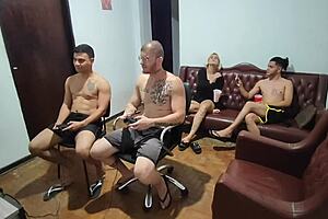 Amigos Jogam Video Game e Acabam em Sexo Anal Selvagem! Quem Diria?