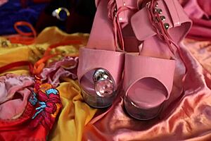 french amateur in turkish outfit licks and fucks in leather skirt