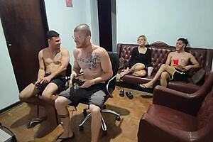Amigos Jogam Video Game e Acabam em Sexo Anal Selvagem! Quem Diria?