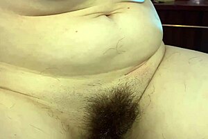 Shaving my juicy, dripping hairy pussy feels amazing 😘