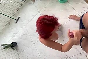 Chamei essa empregada para limpar minha casa ela é muito safada limpou com o pau na boca