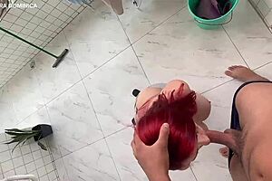 Chamei essa empregada para limpar minha casa ela é muito safada limpou com o pau na boca