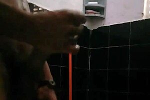 Lindo Aloprado Masturbates 21Cm Cock