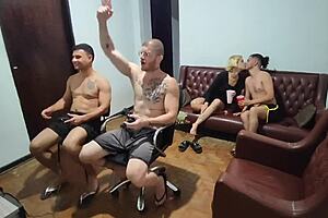 Amigos Jogam Video Game e Acabam em Sexo Anal Selvagem! Quem Diria?