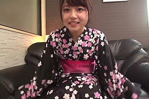 चि 2 - जापानीज़ बेब वेट हो जाती है जब मैं उसके बॉडी को ग्राइंड करता हूं