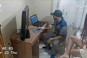 novinha sozinha em casa recebe o manutencista tarado c�mera escondida